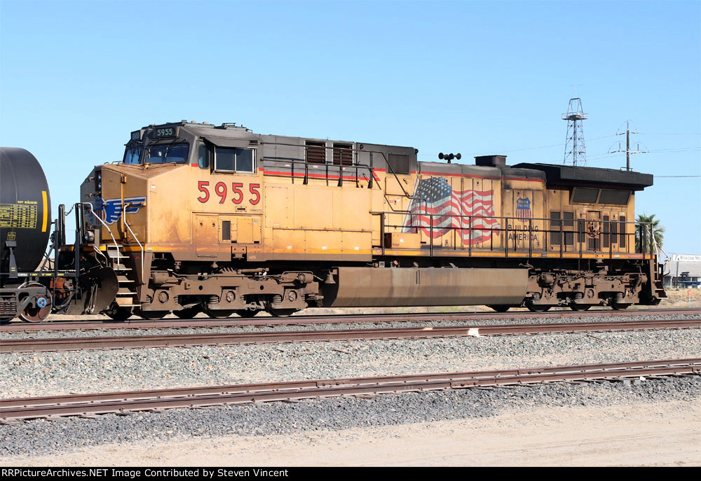 Union Pacific AC44CWCTE #5955 is rear DPU